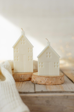 Decorative cottage candle